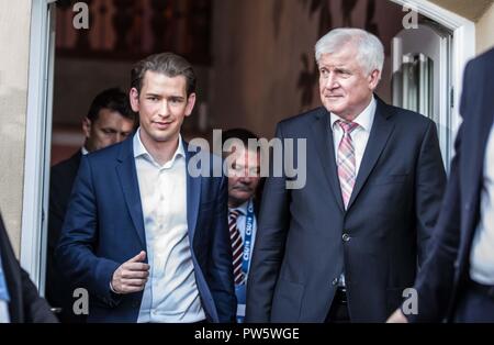 München, Bayern, Deutschland. 12 Okt, 2018. HORST SEEHOFER Der bayerische CSU und SEBASTIAN KURZ, Bundeskanzler von Österreich. Die populistische Bundeskanzler von Österreich SEBASTIAN KURZ besuchte seinen Kollegen Horst Seehofer und Markus Soeder der bayerischen CSU im berühmten Loewenbraeukeller. Kurz ist nicht nur die OeVP Bundeskanzler von Österreich, sondern auch der Leiter der OSZE bis 18. Dezember. Da nahm er auf eine härtere populistische Position und einer von der rechtsextremen FPOe, Co - Regeln Österreich, die Organisation ein niedriges Profil zu Kurz gehalten hat. Kurz hat auch aus Aussagen, wie ein Stockfoto