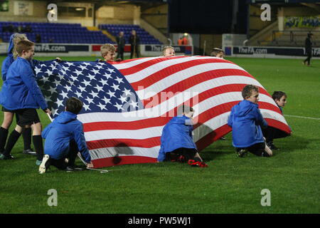 Chester, Cheshire, UK. 12. Oktober, 2018. Die USA-Flagge während der internationalen Freundschaftsspiel zwischen England unter 17 s und in den USA unter 17 s an der Swansway Chester Stadion: Simon Newbury/Alamy leben Nachrichten Stockfoto