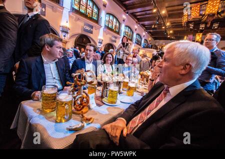 München, Bayern, Deutschland. 12 Okt, 2018. HORST SEEHOFER und Markus Soeder der bayerischen CSU und SEBASTIAN KURZ, Bundeskanzler von Österreich. Die populistische Bundeskanzler von Österreich SEBASTIAN KURZ besuchte seinen Kollegen Horst Seehofer und Markus Soeder der bayerischen CSU im berühmten Loewenbraeukeller. Kurz ist nicht nur die OeVP Bundeskanzler von Österreich, sondern auch der Leiter der OSZE bis 18. Dezember. Da nahm er auf eine härtere populistische Position und einer von der rechtsextremen FPOe, Co - Regeln Österreich, die Organisation ein niedriges Profil zu Kurz gehalten hat. Kurz hat auch Aus Stockfoto