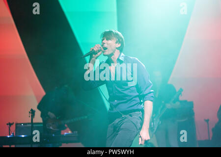 London, Großbritannien. 12. Oktober, 2018. Brett Anderson von Wildleder live auf der Bühne bei Eventim Hammersmith Apollo in London. Foto Datum: Freitag, 12 Oktober, 2018. Credit: Roger Garfield/Alamy leben Nachrichten Stockfoto