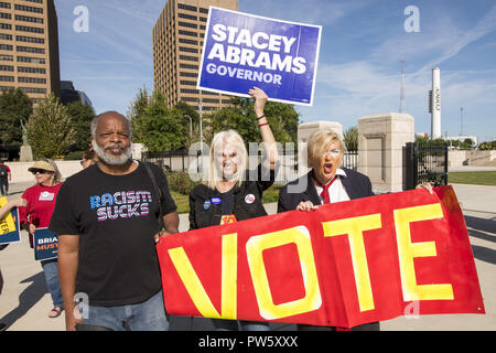 Atlanta, Georgia, USA. 12. Oktober, 2018. Eine Masse der Demonstranten an der Georgia State Capitol Gebäude versammelt. Für den Rücktritt von Georgien Staatssekretär Brian Kemp zu folgenden Vorwurf der Wähler Unterdrückung. 12 Okt, 2018. Quelle: Steve Eberhardt/ZUMA Draht/Alamy leben Nachrichten Stockfoto