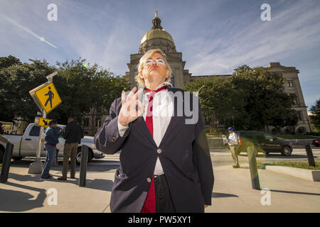 Atlanta, Georgia, USA. 12. Oktober, 2018. Eine Masse der Demonstranten an der Georgia State Capitol Gebäude versammelt. Für den Rücktritt von Georgien Staatssekretär Brian Kemp zu folgenden Vorwurf der Wähler Unterdrückung. 12 Okt, 2018. Quelle: Steve Eberhardt/ZUMA Draht/Alamy leben Nachrichten Stockfoto