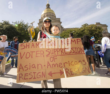 Atlanta, Georgia, USA. 12. Oktober, 2018. Eine Masse der Demonstranten an der Georgia State Capitol Gebäude versammelt. Für den Rücktritt von Georgien Staatssekretär Brian Kemp zu folgenden Vorwurf der Wähler Unterdrückung. 12 Okt, 2018. Quelle: Steve Eberhardt/ZUMA Draht/Alamy leben Nachrichten Stockfoto