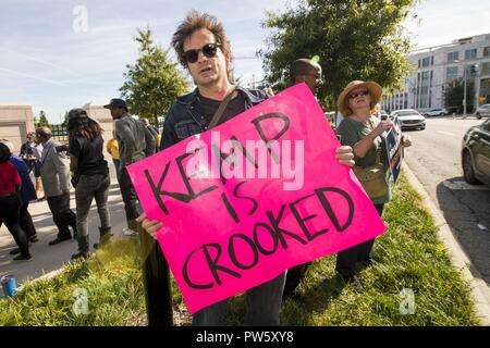 Atlanta, Georgia, USA. 12. Oktober, 2018. Eine Masse der Demonstranten an der Georgia State Capitol Gebäude versammelt. Für den Rücktritt von Georgien Staatssekretär Brian Kemp zu folgenden Vorwurf der Wähler Unterdrückung. 12 Okt, 2018. Quelle: Steve Eberhardt/ZUMA Draht/Alamy leben Nachrichten Stockfoto