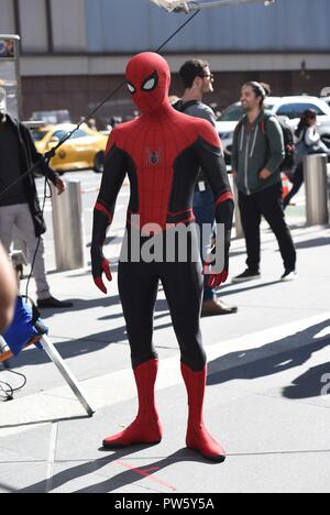 New York, NY, USA. 12 Okt, 2018. Tom Holland auf Position für SPIDER-MAN: Weit WEG VON ZU HAUSE Film drehen, New York, NY 12. Oktober 2018. Credit: Kristin Callahan/Everett Collection/Alamy leben Nachrichten Stockfoto