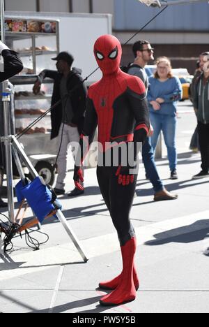 New York, NY, USA. 12 Okt, 2018. Tom Holland auf Position für SPIDER-MAN: Weit WEG VON ZU HAUSE Film drehen, New York, NY 12. Oktober 2018. Credit: Kristin Callahan/Everett Collection/Alamy leben Nachrichten Stockfoto