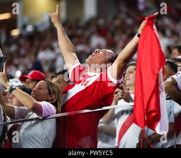 Miami Gardens, Florida, USA. 12 Okt, 2018. Eine peruanische Ventilator feiert während eines internationalen Freundschaftsspiel zwischen Peru und Chile Fußball-Nationalmannschaften, im Hard Rock Stadion in Miami Gardens, Florida. Credit: Mario Houben/ZUMA Draht/Alamy leben Nachrichten Stockfoto