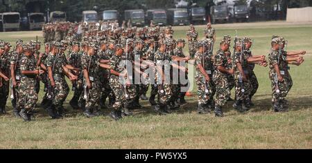 Kathmandu, Nepal. 13 Okt, 2018. Die nepalesische Armee Soldaten Praxis Parade für die bevorstehende "Fulpati', den siebten Tag der Dashain Festival in der Tundikhel in Kathmandu, Nepal, Okt. 13, 2018. Credit: Sunil Sharma/Xinhua/Alamy leben Nachrichten Stockfoto