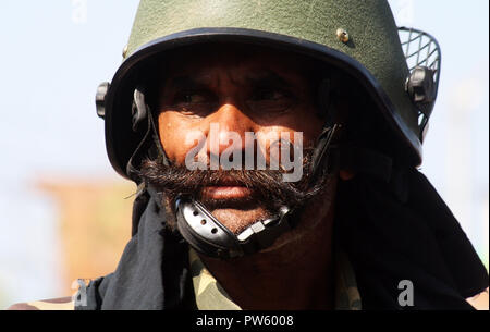 Srinagar, Kashmir. 13. Oktober, 2018. Eine Indische trooper Enge vigil Innenseite Wahllokal während. J&K städtischen lokalen Körper Umfragen Abstimmungen in der dritten Phase in 13 Jahren. Kaschmir unter fester Sicherheit und einer separatistischen gesponserten herunterfahren. Behörden bereitgestellt werden Zehntausende zusätzliche Soldaten in den bereits hoch militarisierten Region für die Wahlen, die in vier Phasen festgehalten werden. Am Samstag Morgen in muslimisch dominierten Gebieten Tal. eine Ausgangssperre war in der Tat in Teilen der Stadt Srinagar anti-Indien Proteste zu verhindern. © sofi Suhail/Alamy leben Nachrichten Stockfoto