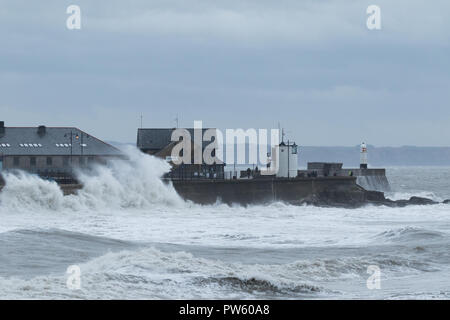 Porthcawl, South Wales, UK. 13. Oktober 2018. UK Wetter: große Wellen schlagen die Küste heute Morgen, wie das Land im Sturm countinues Callum zerschlagen werden. Credit: Andrew Bartlett/Alamy Leben Nachrichten. Stockfoto