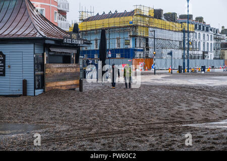Aberystwyth, Wales, UK. 13. Oktober, 2018. UK Wetter: Nach einer Nacht, der starken Winde und Gezeiten im Zusammenhang mit dem Sturm Callum, der Promenade in Aberystwyth ist in Hunderte von Tonnen von Sand und Kies bedeckt. Mit einer weiteren Flut an diesem Morgen, und die Winde wieder über 50 mph wehenden, weitere Schäden zu rechnen ist. Foto: Keith Morris/Alamy leben Nachrichten Stockfoto