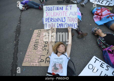 Paris, Frankreich. 13. Oktober, 2018. Sterben - in gegen die "prinzipielle Pathologisierung" des transexuality; einige Stunden vor dem 22. März Existrans. Hopital Salpetriere, Paris, Frankreich. 13. Oktober 2018. 11 h ALPHACIT NEWIM/Alamy leben Nachrichten Stockfoto