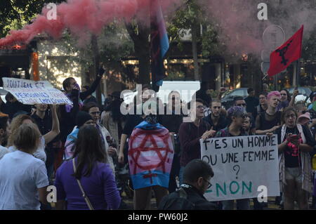 Paris, Frankreich. 13. Oktober, 2018. Sterben - in gegen die "prinzipielle Pathologisierung" des transexuality; einige Stunden vor dem 22. März Existrans. Hopital Salpetriere, Paris, Frankreich. 13. Oktober 2018. 11 h ALPHACIT NEWIM/Alamy leben Nachrichten Stockfoto