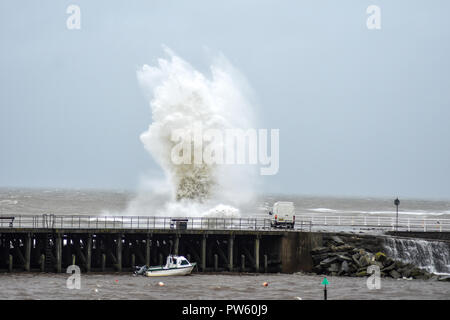 Aberystwyth, Ceredigion, Wales, Großbritannien, 13. Oktober 2018. Sturm Callum produziert riesige Wellen, Teig Aberystwyth. Credit: Rhodri Jones/Alamy leben Nachrichten Stockfoto