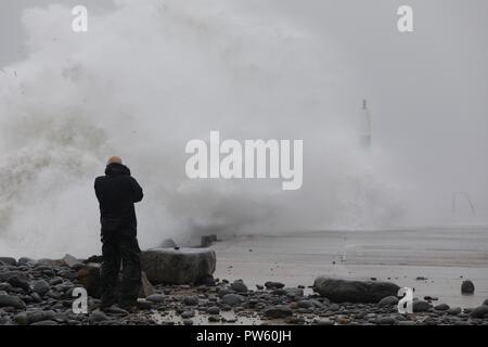 Aberystwyth, Wales, UK. 13. Oktober, 2018. UK Wetter: Riesige Wellen in Aberystwyth Credit: Ian Jones/Alamy leben Nachrichten Stockfoto