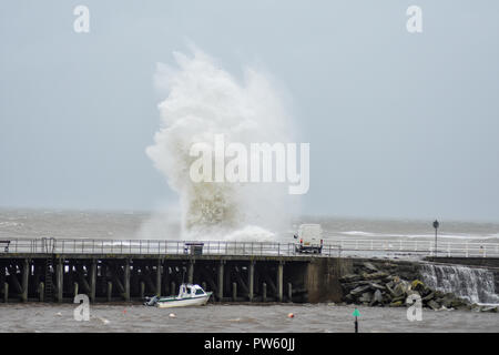 Aberystwyth, Ceredigion, Wales, Großbritannien, 13. Oktober 2018. Sturm Callum produziert riesige Wellen, Teig Aberystwyth. Credit: Rhodri Jones/Alamy leben Nachrichten Stockfoto