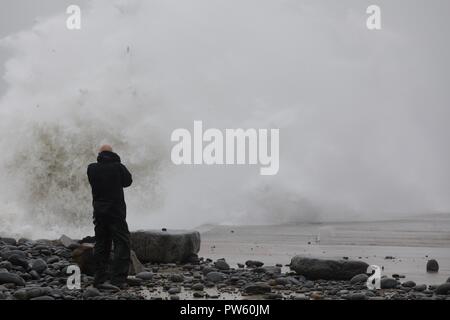 Aberystwyth, Wales, UK. 13. Oktober, 2018. UK Wetter: Riesige Wellen in Aberystwyth Credit: Ian Jones/Alamy leben Nachrichten Stockfoto