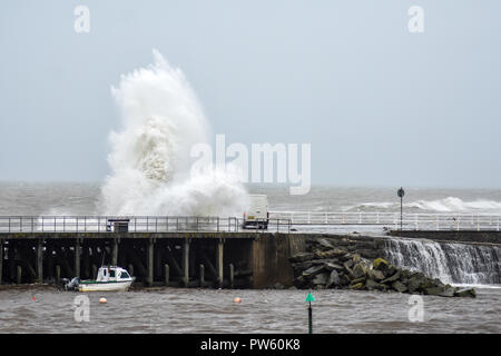 Aberystwyth, Ceredigion, Wales, Großbritannien, 13. Oktober 2018. Sturm Callum produziert riesige Wellen, Teig Aberystwyth. Credit: Rhodri Jones/Alamy leben Nachrichten Stockfoto