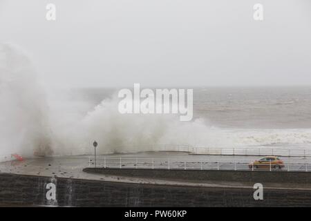 Aberystwyth, Wales, UK. 13. Oktober, 2018. Aberystwyth, Ceredigion, Wales, Großbritannien, 13. Oktober 2018 Großbritannien Wetter: Starke Winde und Wellen des Meeres Abwehr Hit in Aberystwyth. Credit: Ian Jones/Alamy Live News Credit: Ian Jones/Alamy leben Nachrichten Stockfoto