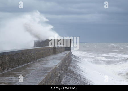 Porthcawl, South Wales, UK. 13. Oktober 2018. UK Wetter: große Wellen schlagen die Küste heute Morgen, wie sich das Land weiterhin durch Sturm Callum zerschlagen werden. Credit: Andrew Bartlett/Alamy Leben Nachrichten. Stockfoto