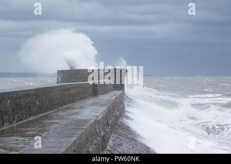 Porthcawl, South Wales, UK. 13. Oktober 2018. UK Wetter: große Wellen schlagen die Küste heute Morgen, wie sich das Land weiterhin durch Sturm Callum zerschlagen werden. Credit: Andrew Bartlett/Alamy Leben Nachrichten. Stockfoto