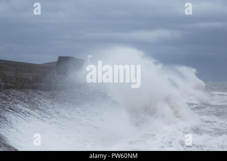 Porthcawl, South Wales, UK. 13. Oktober 2018. UK Wetter: große Wellen schlagen die Küste heute Morgen, wie sich das Land weiterhin durch Sturm Callum zerschlagen werden. Credit: Andrew Bartlett/Alamy Leben Nachrichten. Stockfoto