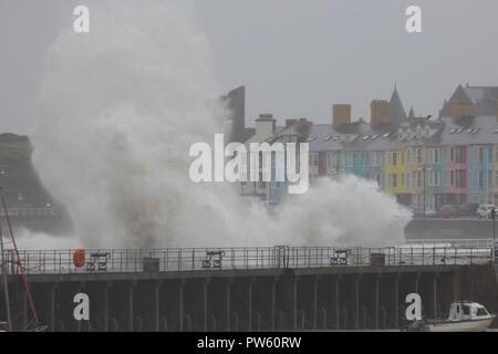 Aberystwyth, Ceredigion, Wales, Großbritannien, 13. Oktober 2018 Großbritannien Wetter: Starke Winde und Wellen des Meeres Abwehr Hit in Aberystwyth. Credit: Ian Jones/Alamy leben Nachrichten Stockfoto