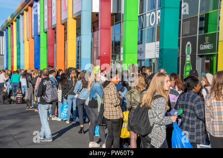 Amsterdam, Niederlande. 13. Oktober, 2018. In der Schlange für die BTS-Konzert in der Ziggo Dome Amsterdam Die Niederlande 2018 Credit: Robert vantgarde Hoenderdaal/Alamy leben Nachrichten Stockfoto