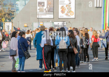 Amsterdam, Niederlande. 13. Oktober, 2018. In der Schlange für die BTS-Konzert in der Ziggo Dome Amsterdam Die Niederlande 2018 Credit: Robert vantgarde Hoenderdaal/Alamy leben Nachrichten Stockfoto