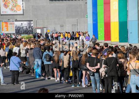 Amsterdam, Niederlande. 13. Oktober, 2018. In der Schlange für die BTS-Konzert in der Ziggo Dome Amsterdam Die Niederlande 2018 Credit: Robert vantgarde Hoenderdaal/Alamy leben Nachrichten Stockfoto