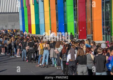 Amsterdam, Niederlande. 13. Oktober, 2018. In der Schlange für die BTS-Konzert in der Ziggo Dome Amsterdam Die Niederlande 2018 Credit: Robert vantgarde Hoenderdaal/Alamy leben Nachrichten Stockfoto