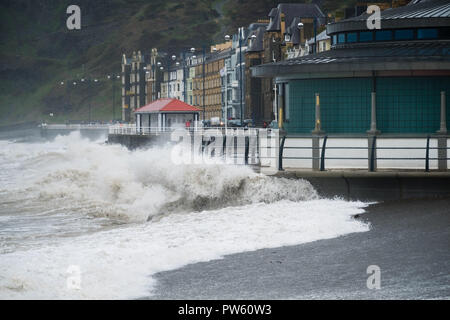 Aberystwyth Wales UK. 13. Oktober, 2018. UK Wetter: High tide am 11 bin und mit wehenden Winde auf 50 mph und mehr, am Ende des Sturms Callum hat immer noch genug Energie, um riesige Wellen zu bringen Absturz in die direkt am Meer und der Promenade in Aberystwyth auf der Cardigan Bay Küste von West Wales Photo Credit: Keith Morris/Allamy leben Nachrichten Stockfoto