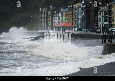 Aberystwyth Wales UK. 13. Oktober, 2018. UK Wetter: High tide am 11 bin und mit wehenden Winde auf 50 mph und mehr, am Ende des Sturms Callum hat immer noch genug Energie, um riesige Wellen zu bringen Absturz in die direkt am Meer und der Promenade in Aberystwyth auf der Cardigan Bay Küste von West Wales Photo Credit: Keith Morris/Allamy leben Nachrichten Stockfoto