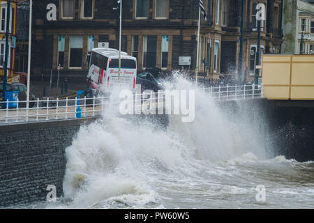 Aberystwyth Wales UK. 13. Oktober, 2018. UK Wetter: High tide am 11 bin und mit wehenden Winde auf 50 mph und mehr, am Ende des Sturms Callum hat immer noch genug Energie, um riesige Wellen zu bringen Absturz in die direkt am Meer und der Promenade in Aberystwyth auf der Cardigan Bay Küste von West Wales Photo Credit: Keith Morris/Allamy leben Nachrichten Stockfoto