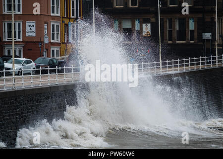 Aberystwyth Wales UK. 13. Oktober, 2018. UK Wetter: High tide am 11 bin und mit wehenden Winde auf 50 mph und mehr, am Ende des Sturms Callum hat immer noch genug Energie, um riesige Wellen zu bringen Absturz in die direkt am Meer und der Promenade in Aberystwyth auf der Cardigan Bay Küste von West Wales Photo Credit: Keith Morris/Allamy leben Nachrichten Stockfoto