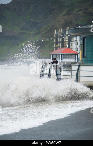 Aberystwyth Wales UK. 13. Oktober, 2018. UK Wetter: High tide am 11 bin und mit wehenden Winde auf 50 mph und mehr, am Ende des Sturms Callum hat immer noch genug Energie, um riesige Wellen zu bringen Absturz in die direkt am Meer und der Promenade in Aberystwyth auf der Cardigan Bay Küste von West Wales Photo Credit: Keith Morris/Allamy leben Nachrichten Stockfoto