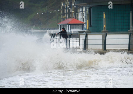 Aberystwyth Wales UK. 13. Oktober, 2018. UK Wetter: High tide am 11 bin und mit wehenden Winde auf 50 mph und mehr, am Ende des Sturms Callum hat immer noch genug Energie, um riesige Wellen zu bringen Absturz in die direkt am Meer und der Promenade in Aberystwyth auf der Cardigan Bay Küste von West Wales Photo Credit: Keith Morris/Allamy leben Nachrichten Stockfoto