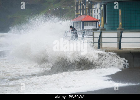 Aberystwyth Wales UK. 13. Oktober, 2018. UK Wetter: High tide am 11 bin und mit wehenden Winde auf 50 mph und mehr, am Ende des Sturms Callum hat immer noch genug Energie, um riesige Wellen zu bringen Absturz in die direkt am Meer und der Promenade in Aberystwyth auf der Cardigan Bay Küste von West Wales Photo Credit: Keith Morris/Allamy leben Nachrichten Stockfoto