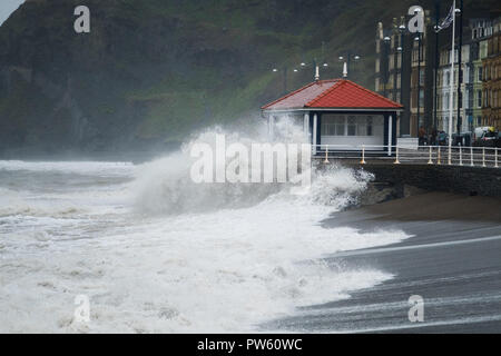 Aberystwyth Wales UK. 13. Oktober, 2018. UK Wetter: High tide am 11 bin und mit wehenden Winde auf 50 mph und mehr, am Ende des Sturms Callum hat immer noch genug Energie, um riesige Wellen zu bringen Absturz in die direkt am Meer und der Promenade in Aberystwyth auf der Cardigan Bay Küste von West Wales Photo Credit: Keith Morris/Allamy leben Nachrichten Stockfoto