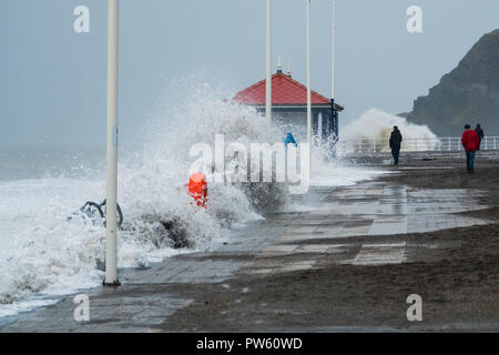 Aberystwyth Wales UK. 13. Oktober, 2018. UK Wetter: High tide am 11 bin und mit wehenden Winde auf 50 mph und mehr, am Ende des Sturms Callum hat immer noch genug Energie, um riesige Wellen zu bringen Absturz in die direkt am Meer und der Promenade in Aberystwyth auf der Cardigan Bay Küste von West Wales Photo Credit: Keith Morris/Allamy leben Nachrichten Stockfoto