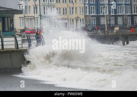 Aberystwyth Wales UK. 13. Oktober, 2018. UK Wetter: High tide am 11 bin und mit wehenden Winde auf 50 mph und mehr, am Ende des Sturms Callum hat immer noch genug Energie, um riesige Wellen zu bringen Absturz in die direkt am Meer und der Promenade in Aberystwyth auf der Cardigan Bay Küste von West Wales Photo Credit: Keith Morris/Allamy leben Nachrichten Stockfoto