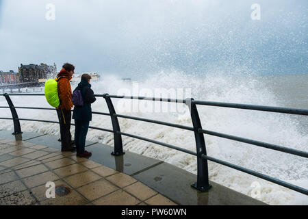 Aberystwyth Wales UK. 13. Oktober, 2018. UK Wetter: High tide am 11 bin und mit wehenden Winde auf 50 mph und mehr, am Ende des Sturms Callum hat immer noch genug Energie, um riesige Wellen zu bringen Absturz in die direkt am Meer und der Promenade in Aberystwyth auf der Cardigan Bay Küste von West Wales Photo Credit: Keith Morris/Allamy leben Nachrichten Stockfoto