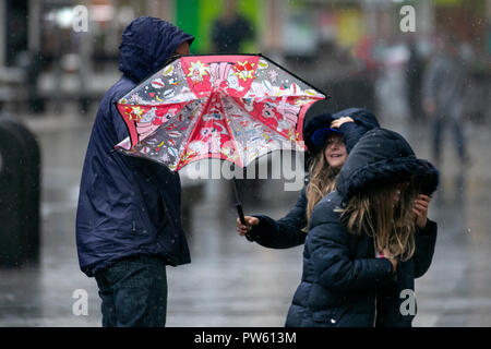 Southport, Merseyside. UK Wetter. Starke Winde und Regen in der Nord-West Resort entfernt. Kredit; MediaWorldImages/AlamyLiveNews. Stockfoto