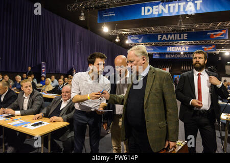 13 Oktober 2018, Brandenburg: Bundesrepublik Lautsprecher und Ehrenpräsident Alexander Gauland (2. von rechts), um die AfD-Parteitag des Staatlichen Komitees in Brandenburg anreisen. Foto: Julian 1603/dpa Stockfoto