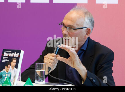 Frankfurt am Main, Deutschland. 13. Oktober 2018. Der deutsche Autor Dietrich Schulze-Marmeling spricht bei einem Gespräch auf der Frankfurter Book-Fair. Die 70. Frankfurter Buchmesse 2018 ist die weltweit größte Buchmesse mit über 7.000 Ausstellern und über 250.000 erwarteten Besucher. Es ist geöffnet vom 10. bis zum 14. Oktober mit der letzten zwei Tage für die Öffentlichkeit geöffnet wird. Quelle: Michael Debets/Alamy leben Nachrichten Stockfoto