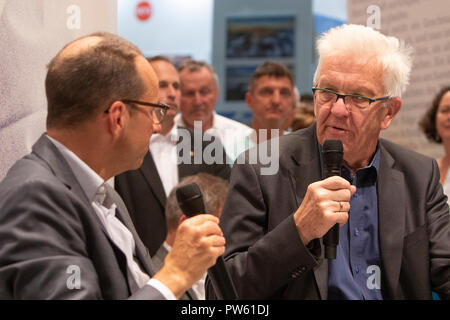 Frankfurt am Main, Deutschland. 13. Oktober 2018. Winfried Kretschmann, Ministerpräsident von Baden-Württemberg, spricht bei einem Gespräch auf der Frankfurter Book-Fair. Die 70. Frankfurter Buchmesse 2018 ist die weltweit größte Buchmesse mit über 7.000 Ausstellern und über 250.000 erwarteten Besucher. Es ist geöffnet vom 10. bis zum 14. Oktober mit der letzten zwei Tage für die Öffentlichkeit geöffnet wird. Quelle: Michael Debets/Alamy leben Nachrichten Stockfoto