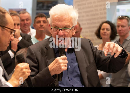 Frankfurt am Main, Deutschland. 13. Oktober 2018. Winfried Kretschmann, Ministerpräsident von Baden-Württemberg, spricht bei einem Gespräch auf der Frankfurter Book-Fair. Die 70. Frankfurter Buchmesse 2018 ist die weltweit größte Buchmesse mit über 7.000 Ausstellern und über 250.000 erwarteten Besucher. Es ist geöffnet vom 10. bis zum 14. Oktober mit der letzten zwei Tage für die Öffentlichkeit geöffnet wird. Quelle: Michael Debets/Alamy leben Nachrichten Stockfoto