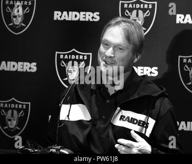 Head Coach Jon Gruden am Oakland Raiders Pressekonferenz im Hilton London, Wembley, Großbritannien vor ihren NFL UK Internationale Reihe Spiel vs Seattle Seahawks, Wembley Stadion, London, UK, 12. Oktober 2018 Foto von Keith Mayhew Stockfoto