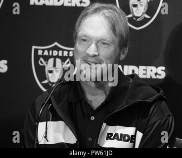 Head Coach Jon Gruden am Oakland Raiders Pressekonferenz im Hilton London, Wembley, Großbritannien vor ihren NFL UK Internationale Reihe Spiel vs Seattle Seahawks, Wembley Stadion, London, UK, 12. Oktober 2018 Foto von Keith Mayhew Stockfoto