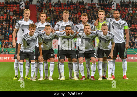 Ingolstadt, Bayern. 12 Okt, 2018. Fußball, U-21 Männer: EM-Qualifikation, Deutschland gegen Norwegen, Runde 1, Gruppe 5, 13. Spieltag bei Audi Sportpark. Die deutsche Mannschaft. Vorne (von links nach rechts): Luca Waldschmidt, Maximilian Eggestein, Benjamin Henrichs Arne Maier, Cedric Teuchert. Hintere Reihe (von links nach rechts): Timo Baumgartl, Florian Neuhaus, Lukas Klostermann, Eduard Loewen, Torhüter Alexander zu Nuebel und Jonathan Tah Credit: Armin Weigel/dpa/Alamy leben Nachrichten Stockfoto